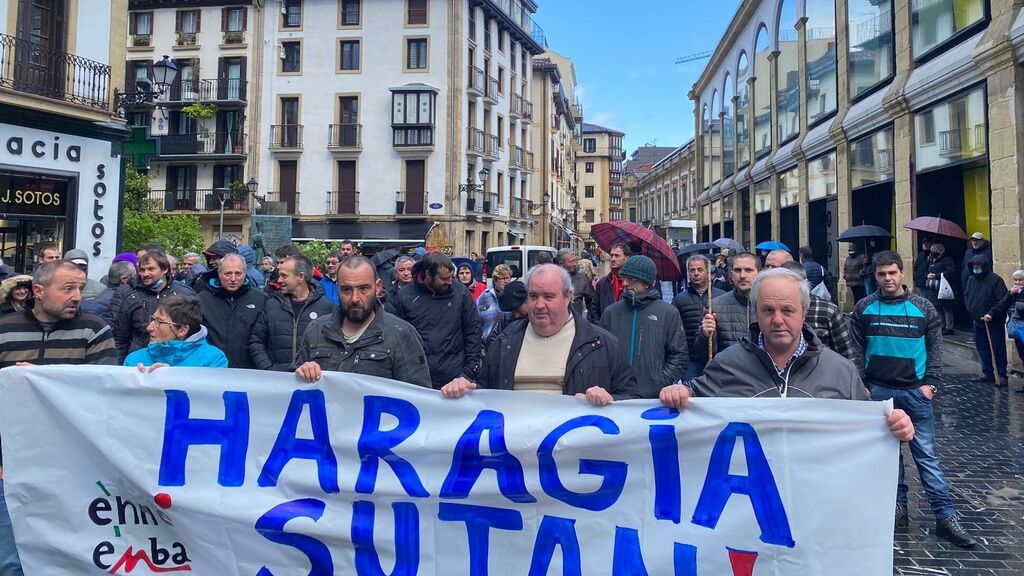 Los ganaderos se han concentrado frente al Mercado de la Brecha.