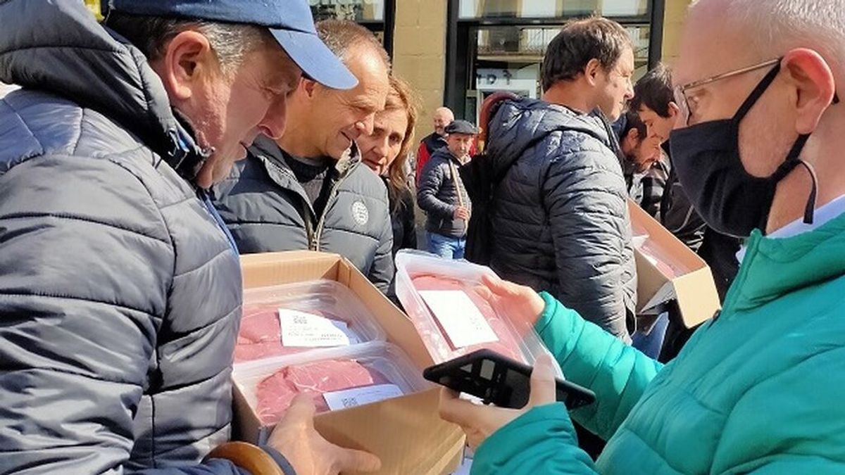 Filetes gratis en San Sebastián para protestar por los costes de la ganadería Filetes gratis en San Sebastián para protestar por los costes de la ganadería