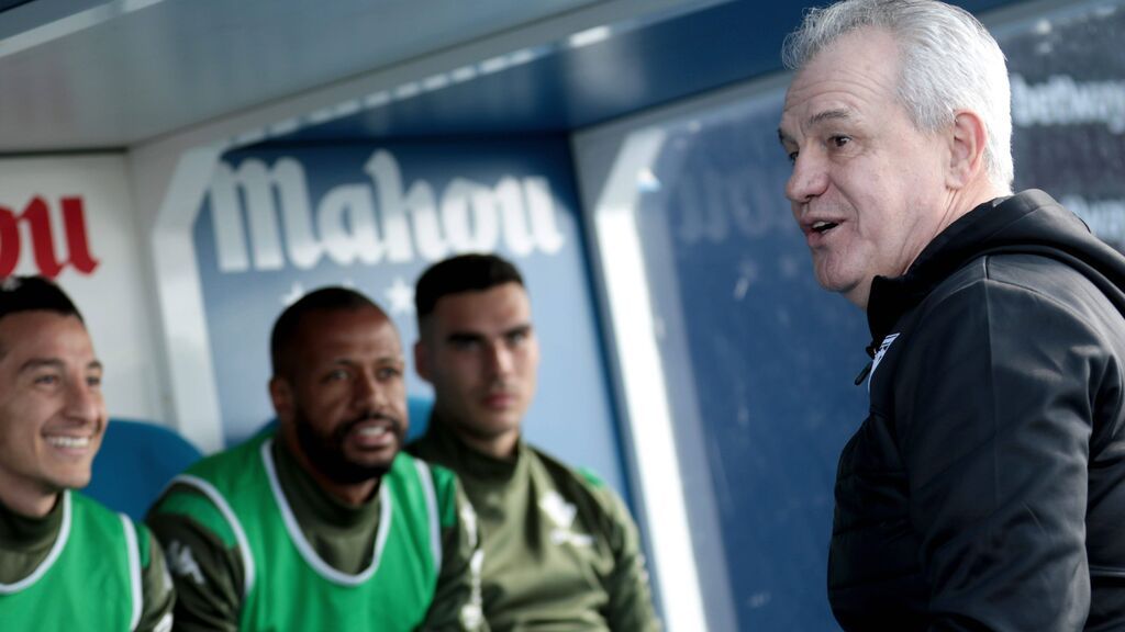 Javier Aguirre vuelve a sentarse en un banquillo en España: el regreso del técnico de los tacos y las palabrotas