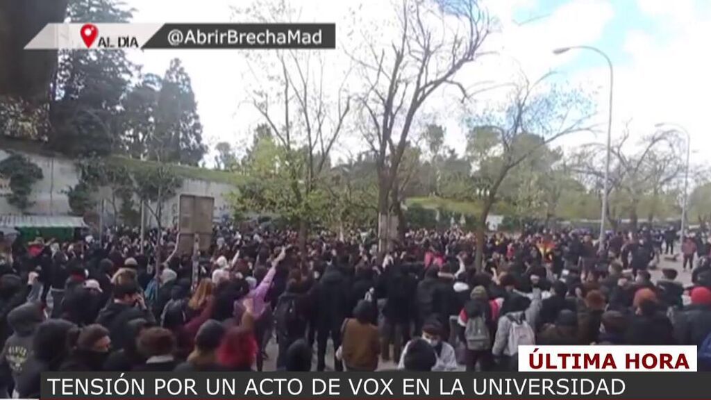 Suspenden un acto de Ortega Smith en la UCM por "incitar al odio" y cientos de estudiantes impiden su entrada cuatro Artículo 1 ABR. 22 19:01