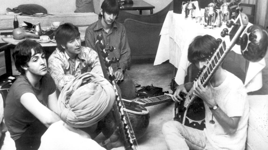 George Harrison recibiendo una clase de sitar en New Dehli, India. A su lado Paul McCartney, John Lennon y Ringo Starr, en 1966.