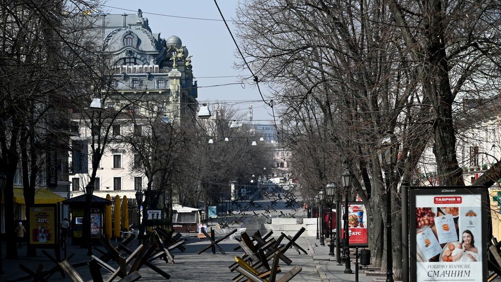 EuropaPress_4352333_30_march_2022_ukraine_odessa_tank_barricades_and_blockades_stand_on_street