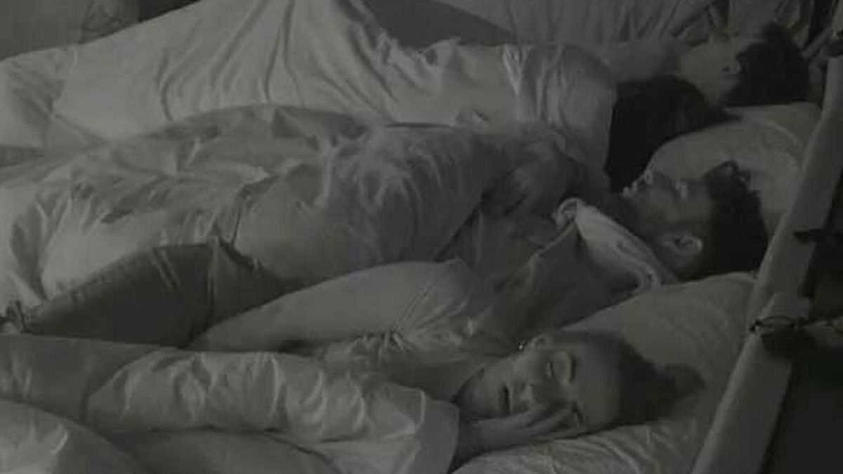 Adrián y Marta duermen separados por Colchero, que pasa la noche entre la pareja