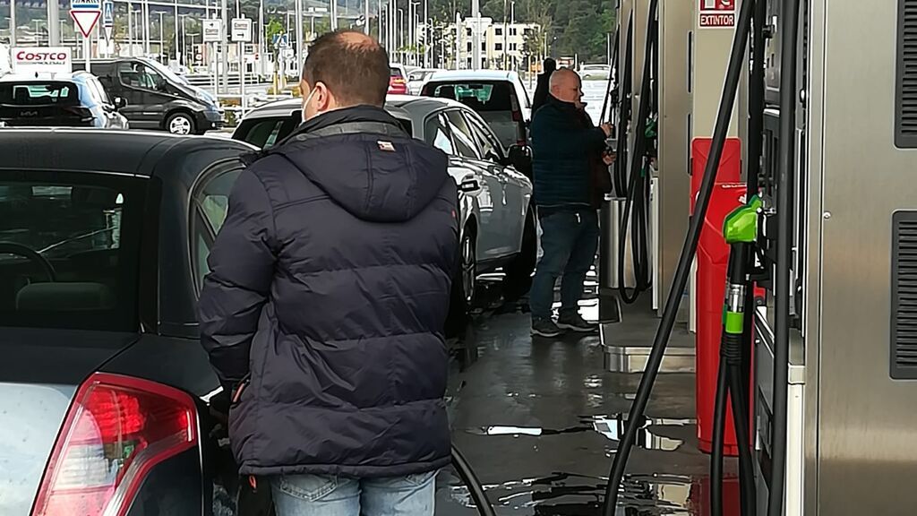Un conductor resposta después de esperar la cola.