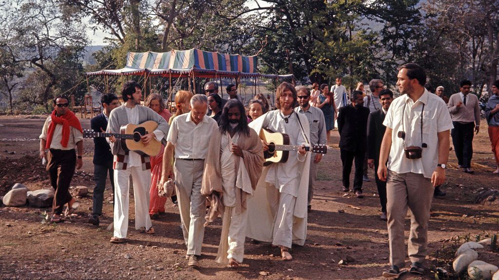 The Beatles junto a Maharishi.
