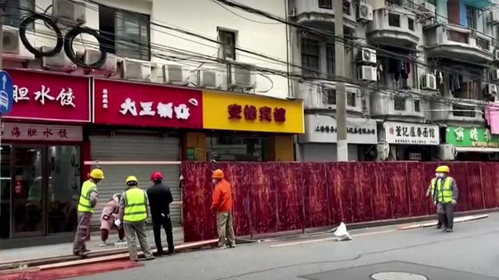 Vallan edificios en Shanghái, confinada por un rebrote de covid-19