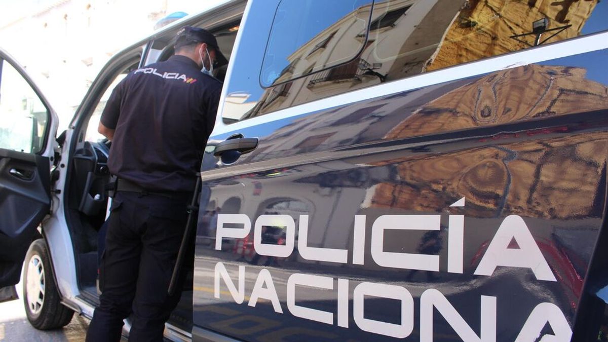 Detienen a tres jóvenes por amenazar de muerte a un indigente e intentar agredirlo en Gandia Detienen a tres jóvenes por amenazar de muerte a un indigente e intentar agredirlo en Gandia