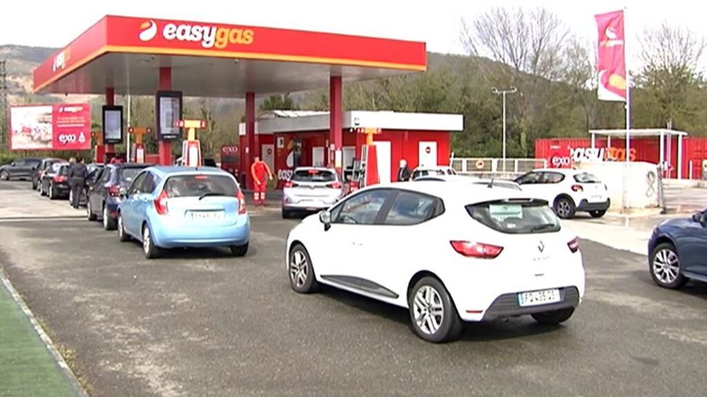 Franceses y portugueses acuden a las gasolineras españolas ante la bajada del precio de los combustibles