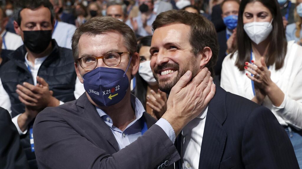 Feijóo hace un gesto de complicidad a Casado en su despedida