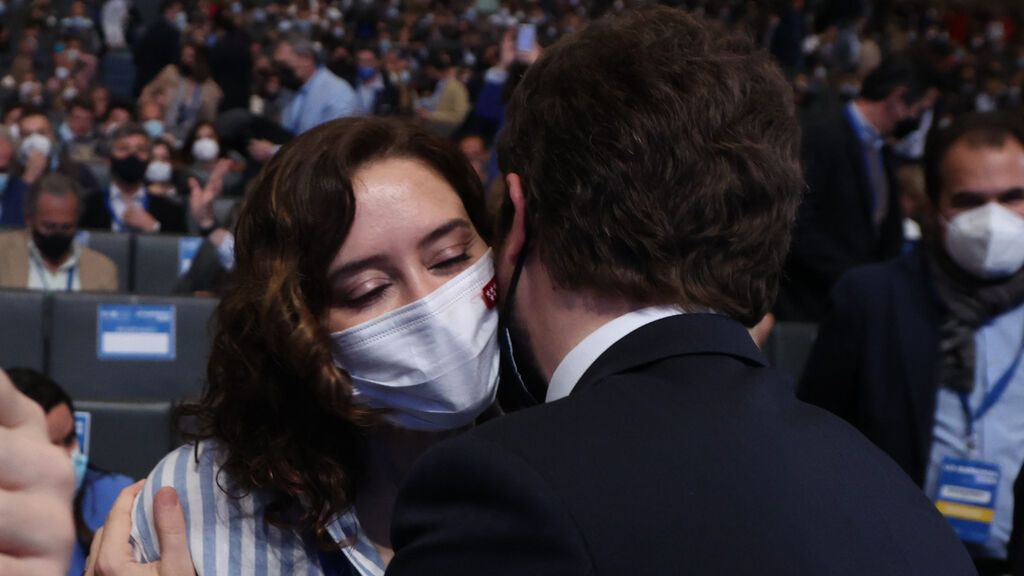 Pablo Casado e Isabel Díaz Ayuso se saludan en el congreso del PP en Sevilla
