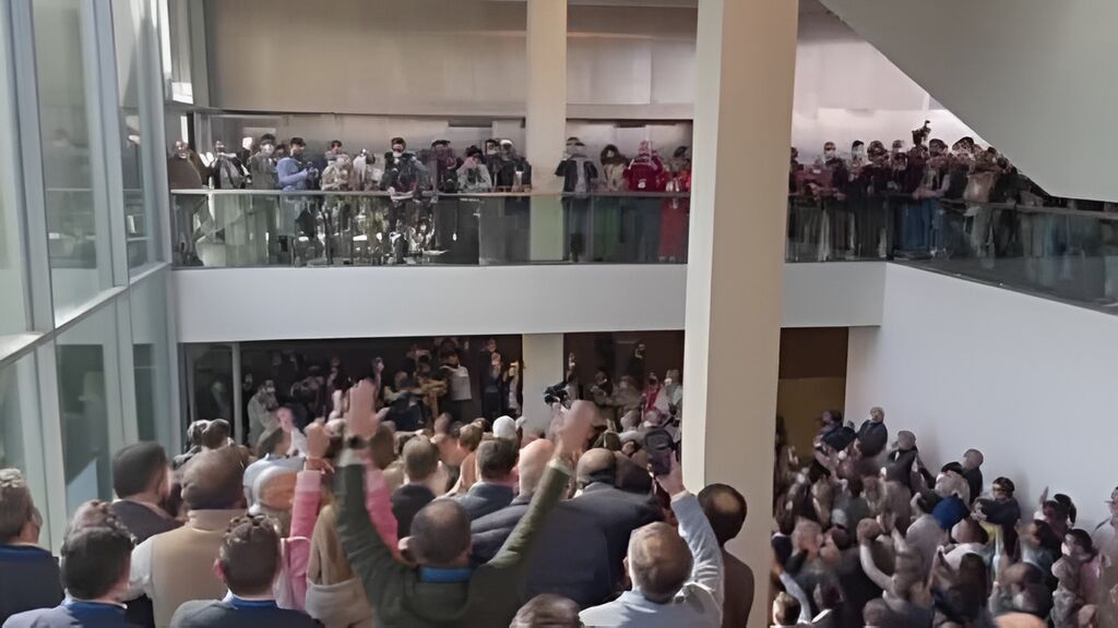 Compromisarios gallegos le cantan 'La Rianxeira' a Feijóo en Sevilla