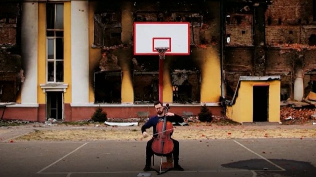 El violonchelista Denys Karachevtsev regala un momento de calma a los vecinos de Járkov con un concierto