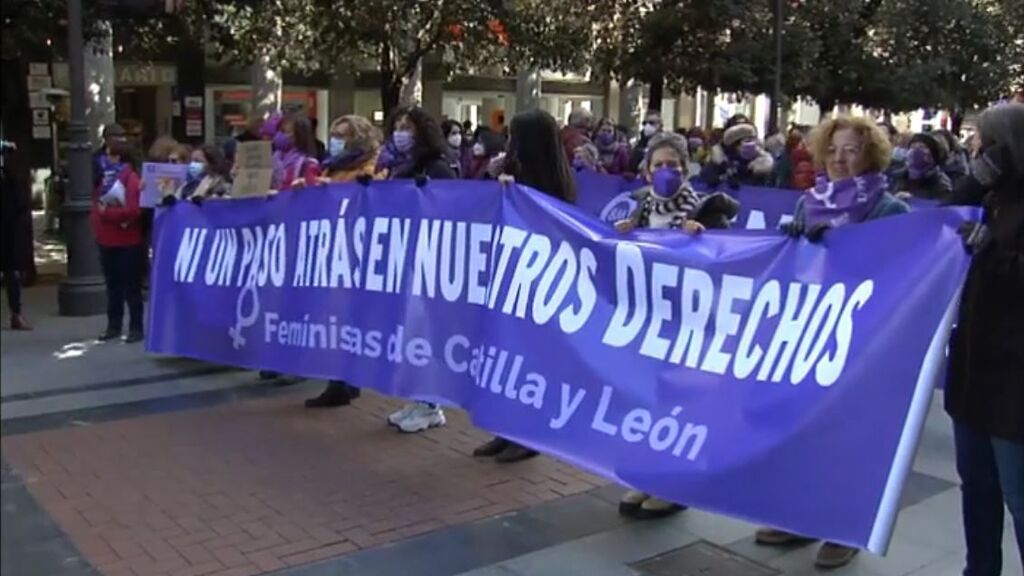 Miles de mujeres toman las calles de Valladolid bajo el lema 'Ni un paso atrás en nuestros derechos'
