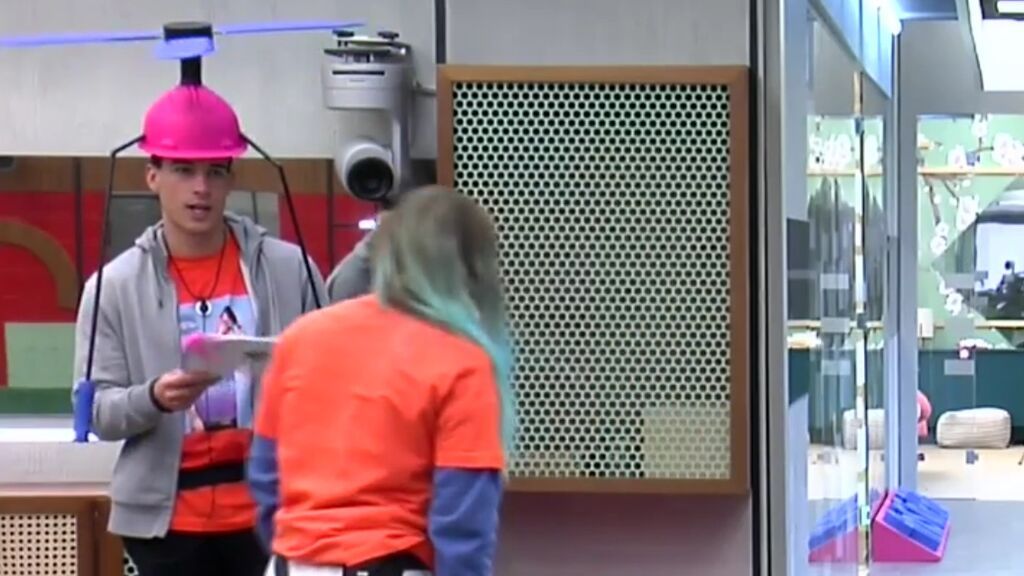 Cora mira extraño a su amigo