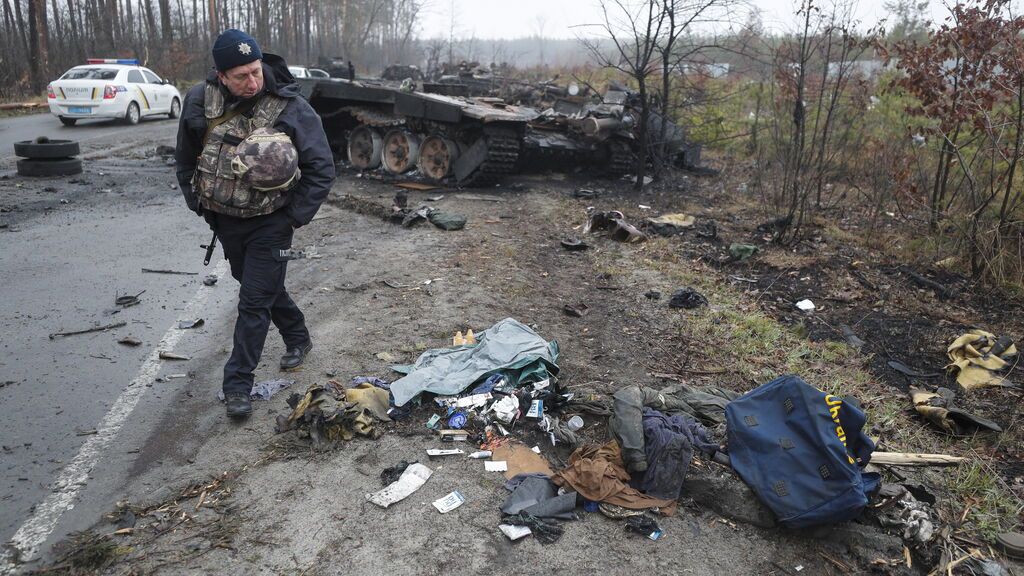 Policías ucranianos inspeccionan la maquinaria rusa destruida después de que las fuerzas ucranianas recuperaran el control de la aldea de Dmitrivka cerca de Kiev (Kiev), Ucrania, el 2 de abril de 2022