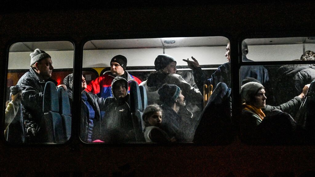 Autobús con civiles evacuados de Melitópol a Zaporiya, en Ucranaia