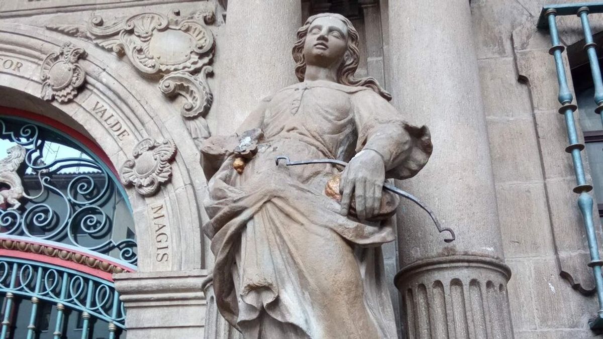 Rompen parte de la estatua de la Justicia del Ayuntamiento de Pamplona y roban su espada Rompen parte de la estatua de la Justicia del Ayuntamiento de Pamplona y roban su espada