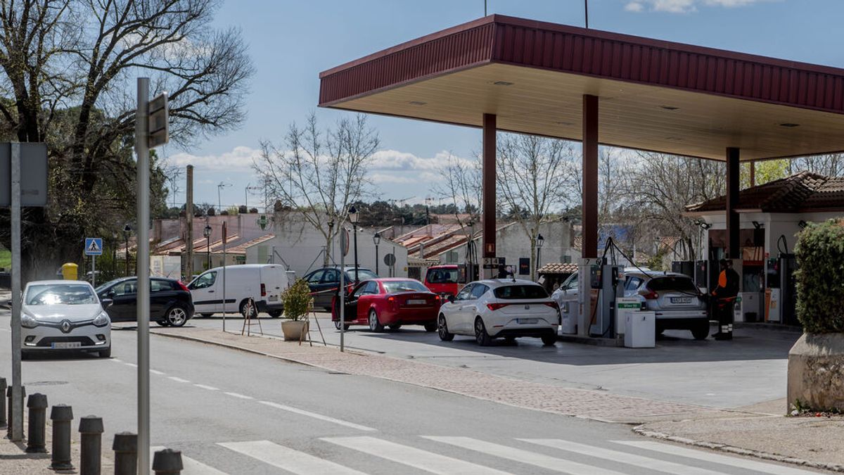 Unas 200 gasolineras no abren por problemas informáticos y financieros, mientras que otras alertan de falta de abastecimiento Unas 200 gasolineras no abren por problemas informáticos y financieros, mientras que otras alertan de falta de abastecimiento