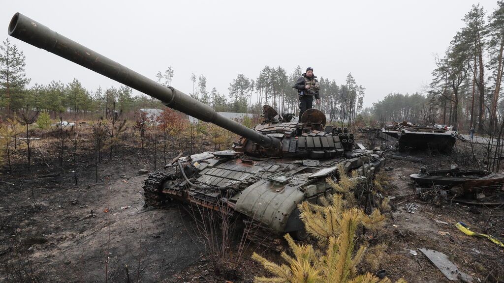 Un policía ucraniano inspecciona este sábado la maquinería rusa destruída después de que las fuerzas ucranianas recuperaran el pueblo de Dmitrivka, cerca de la ciudad de Kiev. Recientemente, las fuerzas ucranianas han recuperado el control del pueblo y sus alrededores en medio de la actual invasión rusa en Ucrania