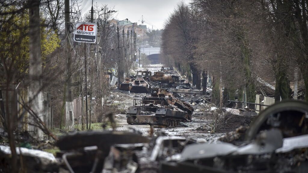 Blindados rusos destruidos por artillería ucraniana en la región de Kiev.