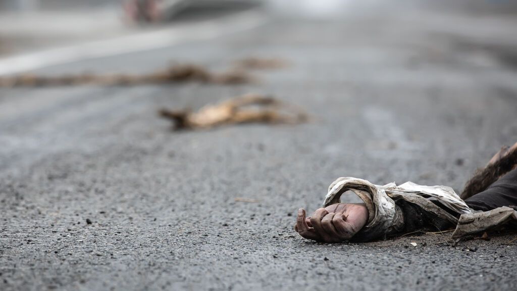 Cadáver abandonado en una calle de Bucha.