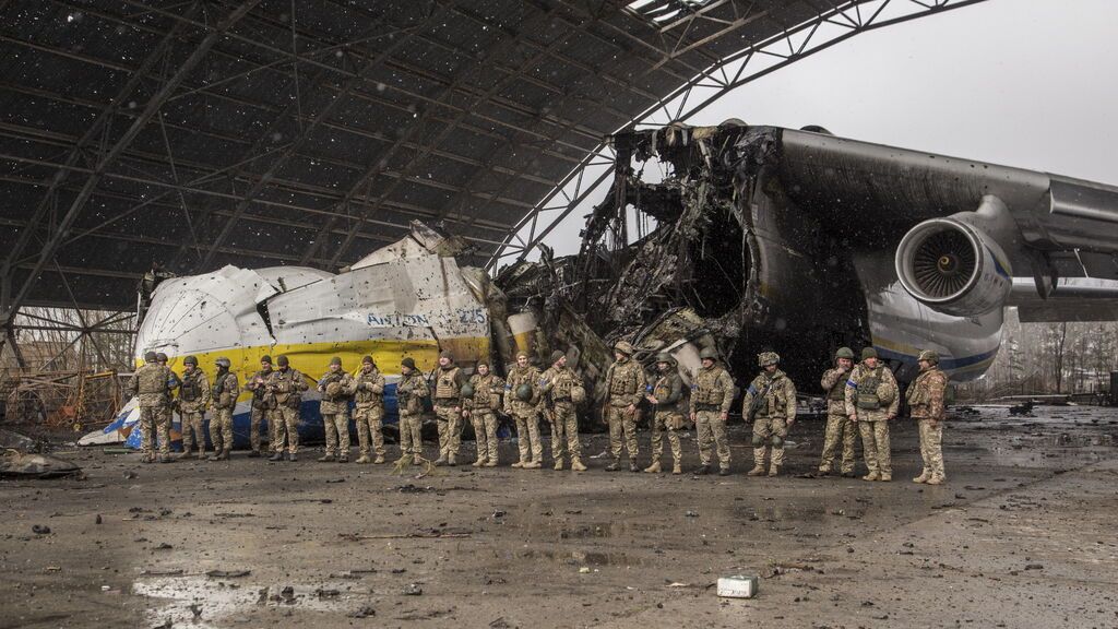 Soldados ucranianos posan frente a los restos del Antonov An-225 Mriya 'Dream'