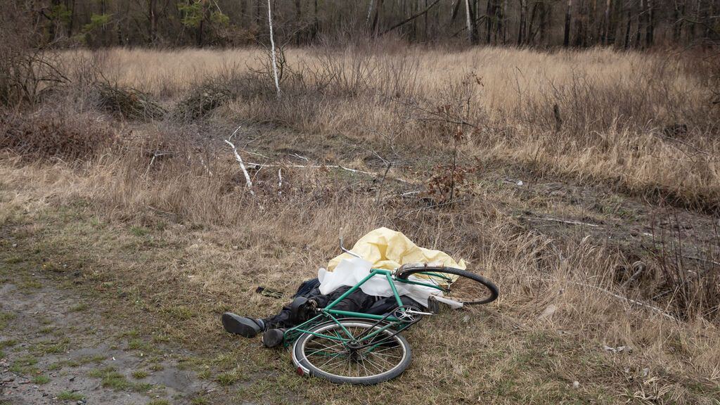 Un civil muerto junto a su bicicleta en Bucha.