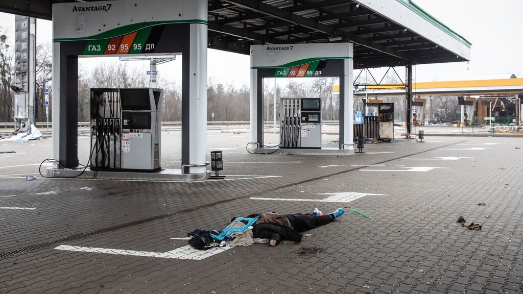Un cadáver abandonado en una gasolinera a las puertas de Bucha.