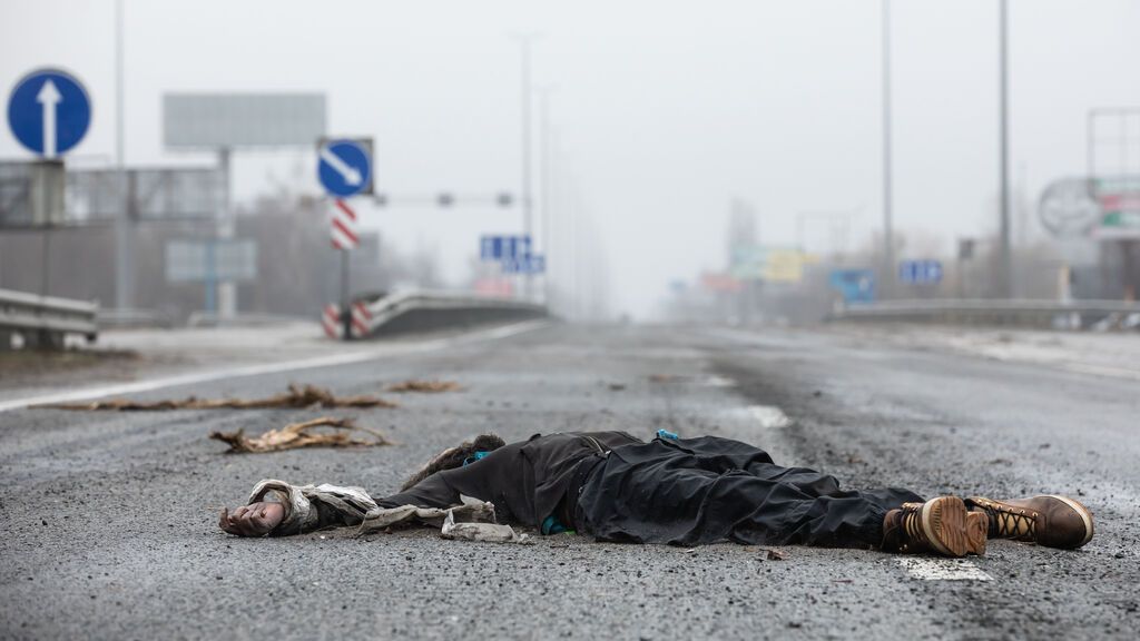 Un cadáver abandonado en la principal vía de acceso a Bucha.