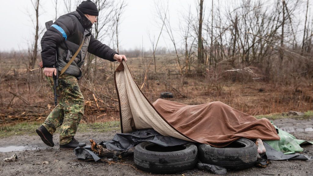 Las tropas ucranianas se han encontrado un reguero de cadáveres al entrar en Bucha.