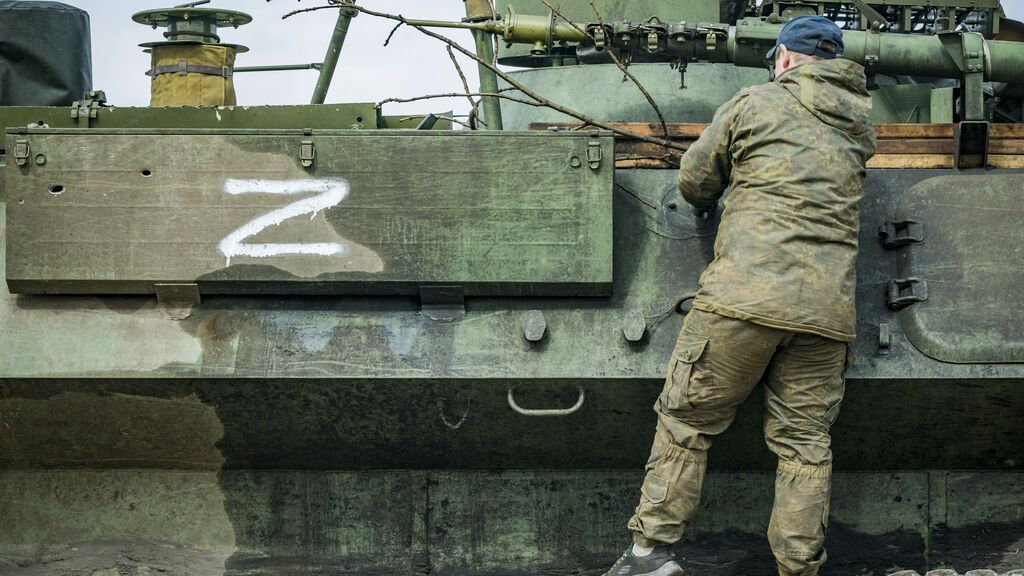 Soldado ucraniano en un vehículo blindado capturado con el símbolo Z del ejército ruso en Járkov