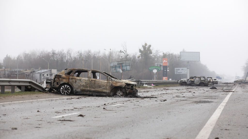 EuropaPress_4358317_02_april_2022_ukraine_bucha_destroyed_car_is_seen_on_rural_road_near_bucha