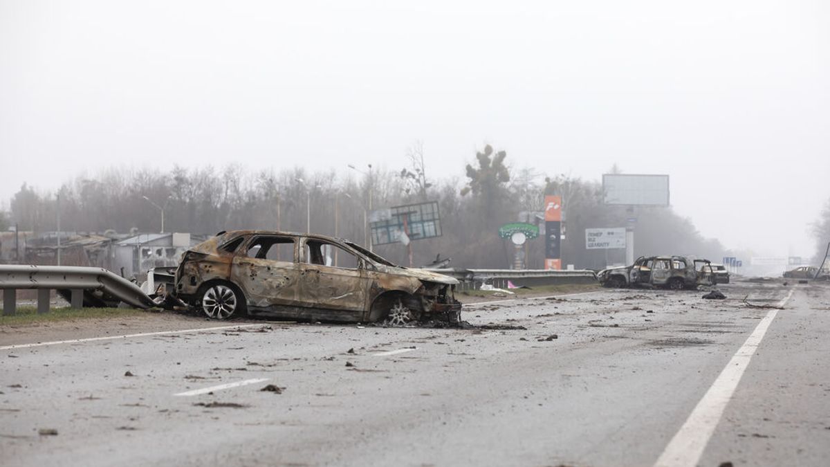 EuropaPress_4358317_02_april_2022_ukraine_bucha_destroyed_car_is_seen_on_rural_road_near_bucha
