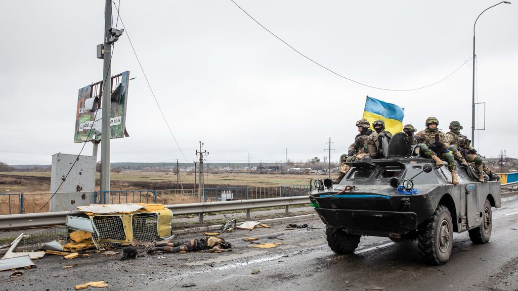 Tropas ucranianas entran en Bucha tras la retirada de Rusia.
