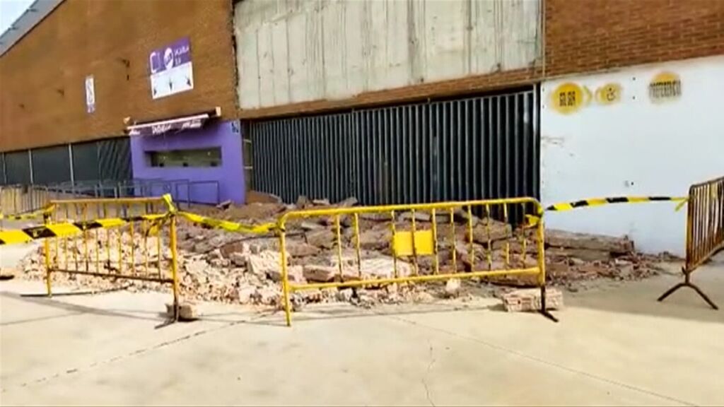 El viento derriba un muro en Jaén