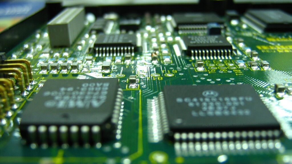 Bruselas invertirá 43.000 millones de euros para la fabricación de microchips en Europa