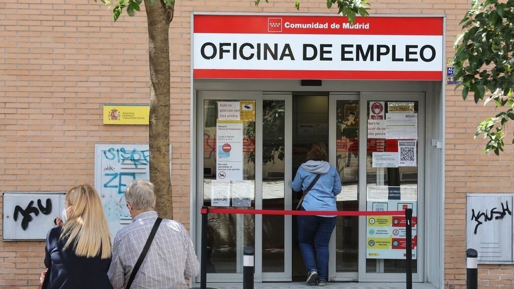 El paro baja en 2.921 personas en marzo y dispara los contratos fijos más del 30%