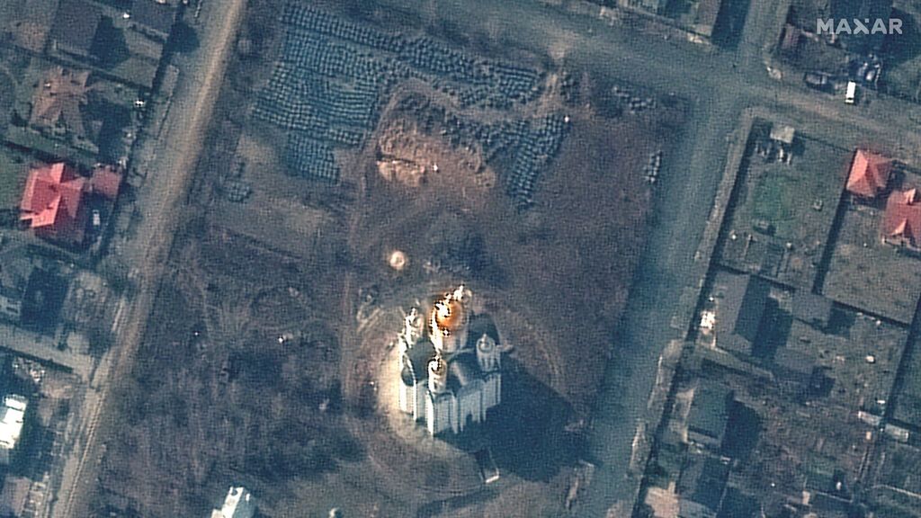 Imágenes de satélite muestran una fosa común en Bucha de 14 metros de largo