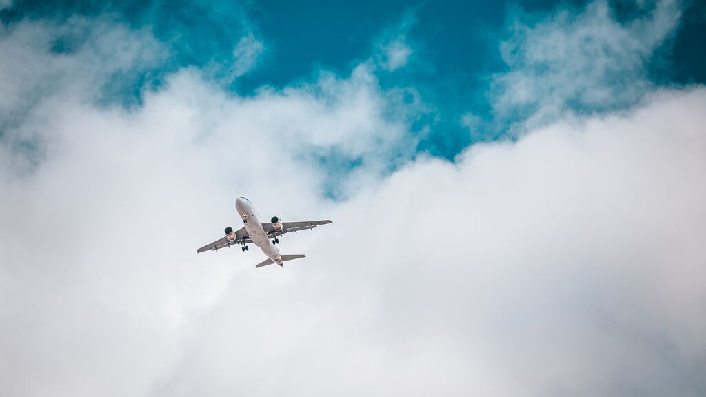 ¿Fin de la pandemia? una aerolínea elimina las mascarillas de todos sus vuelos