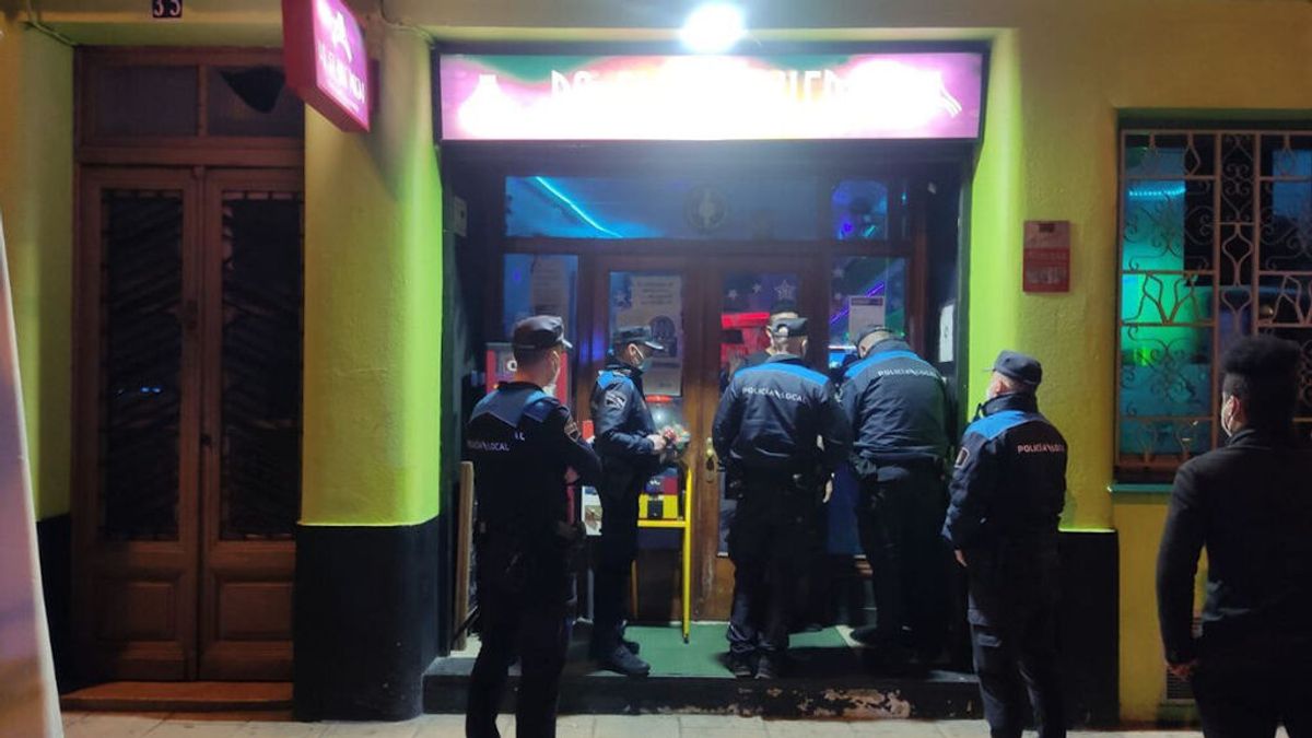 La Policía frustra un espectáculo con estriptis en un local de Lugo La Policía frustra un espectáculo con estriptis en un local de Lugo
