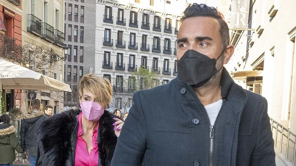 El llamativo gesto de Fidel Albiac con Rocío Carrasco ante la prensa en su reaparición pública