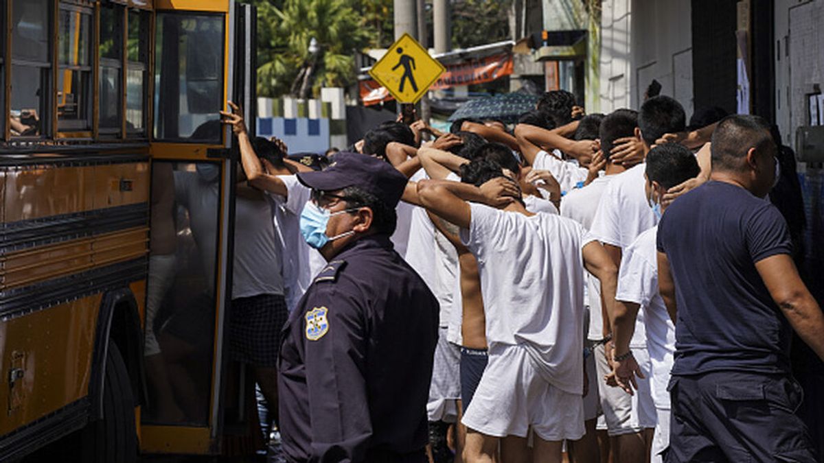 El Salvador: más de 5.700 los presuntos pandilleros detenidos en medio del estado de excepción El Salvador: más de 5.700 los presuntos pandilleros detenidos en medio del estado de excepción