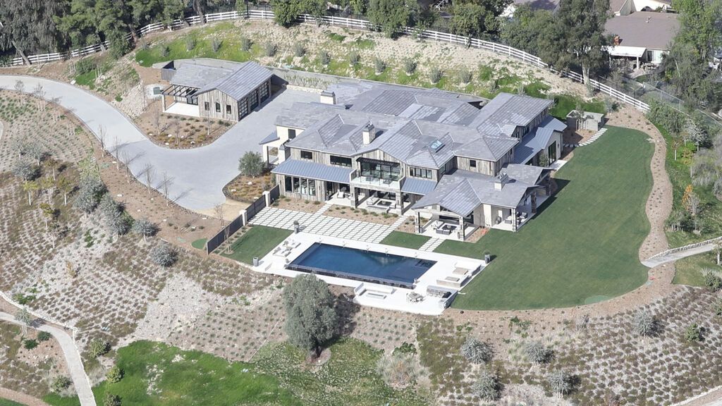 La casa está situada en una zona espectacular y exclusiva de Los Angeles.