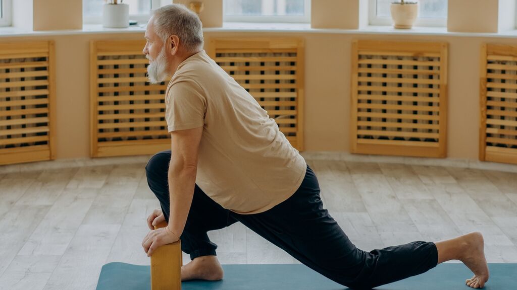 Método Fukutsudzi: cómo perder grasa en el abdomen estirando bien la columna