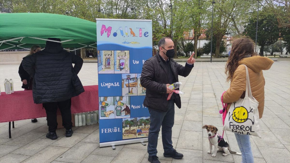 Un pis se limpia en un plis: así es la campaña para limpiar los orines de los perros en Ferrol