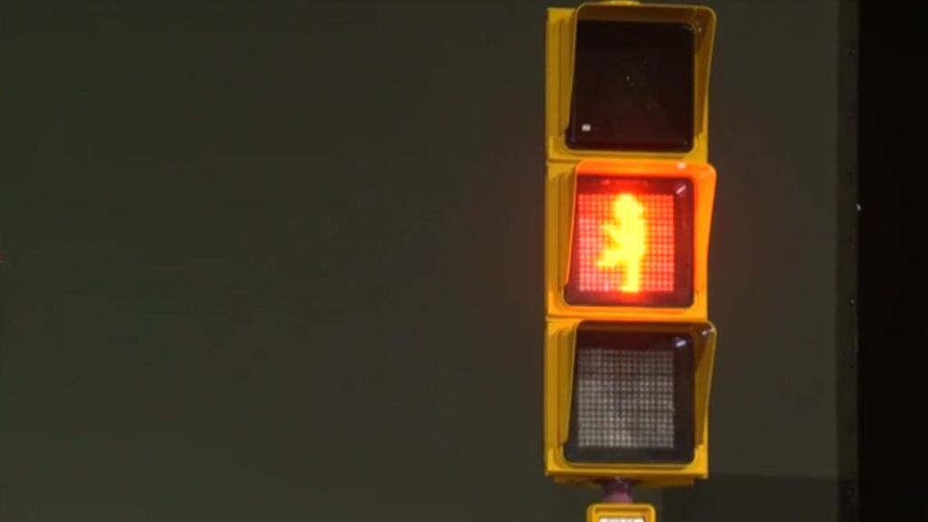 Chiquito de la Calzada avisa en un semáforo cuando no cruzar: "Quiétor"