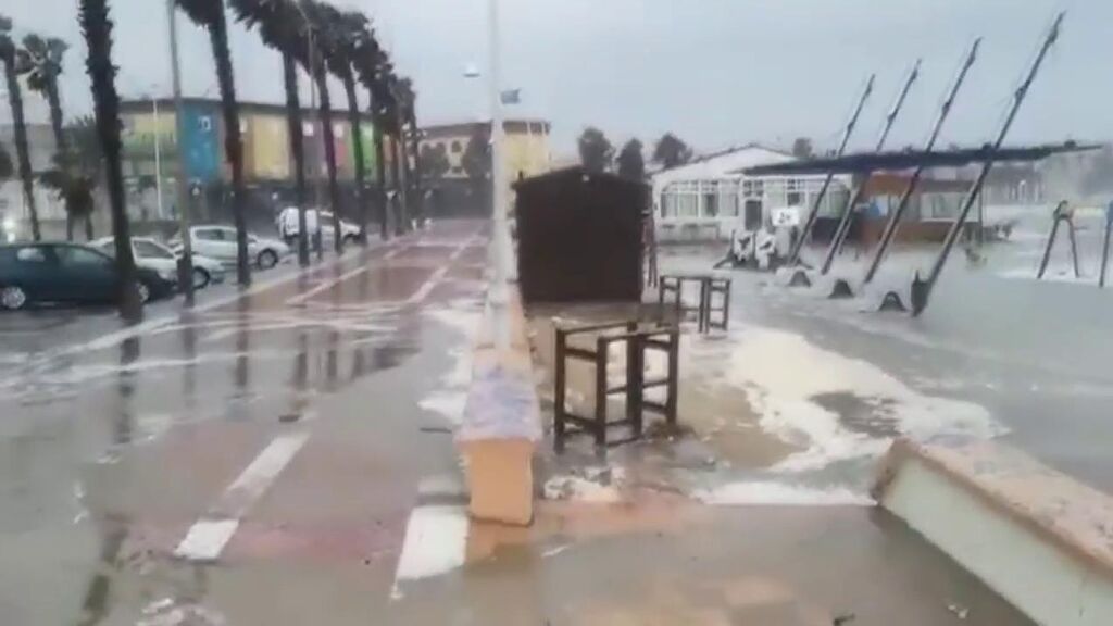 El mar azota el Mediterráneo: olas de 7 metros causan daños en Murcia y Alicante