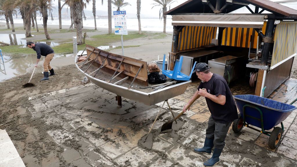 EuropaPress_4363692_dos_hosteleros_recogen_desperfectos_causados_temporal_ultimas_horas_dejado