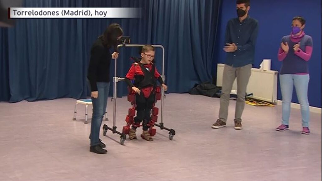 Jorge, un niño de 12 años con parálisis cerebral, puede moverse y jugar gracias a un exoesqueleto