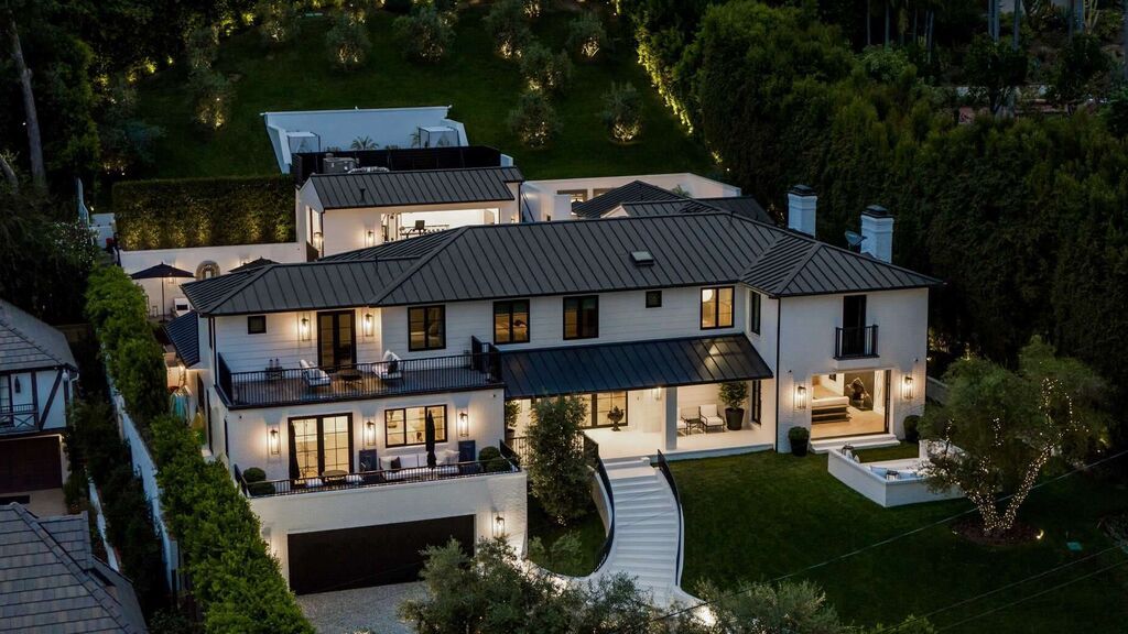La casa está decorada en blanco y negro.